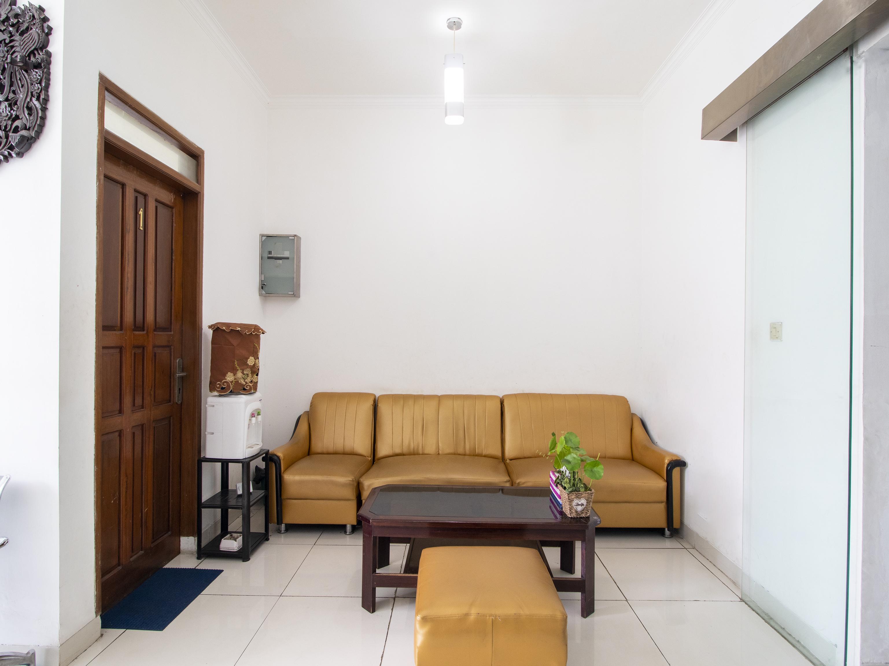 Oyo 3908 Fenway Kostel Hotel Bandung Kültér fotó