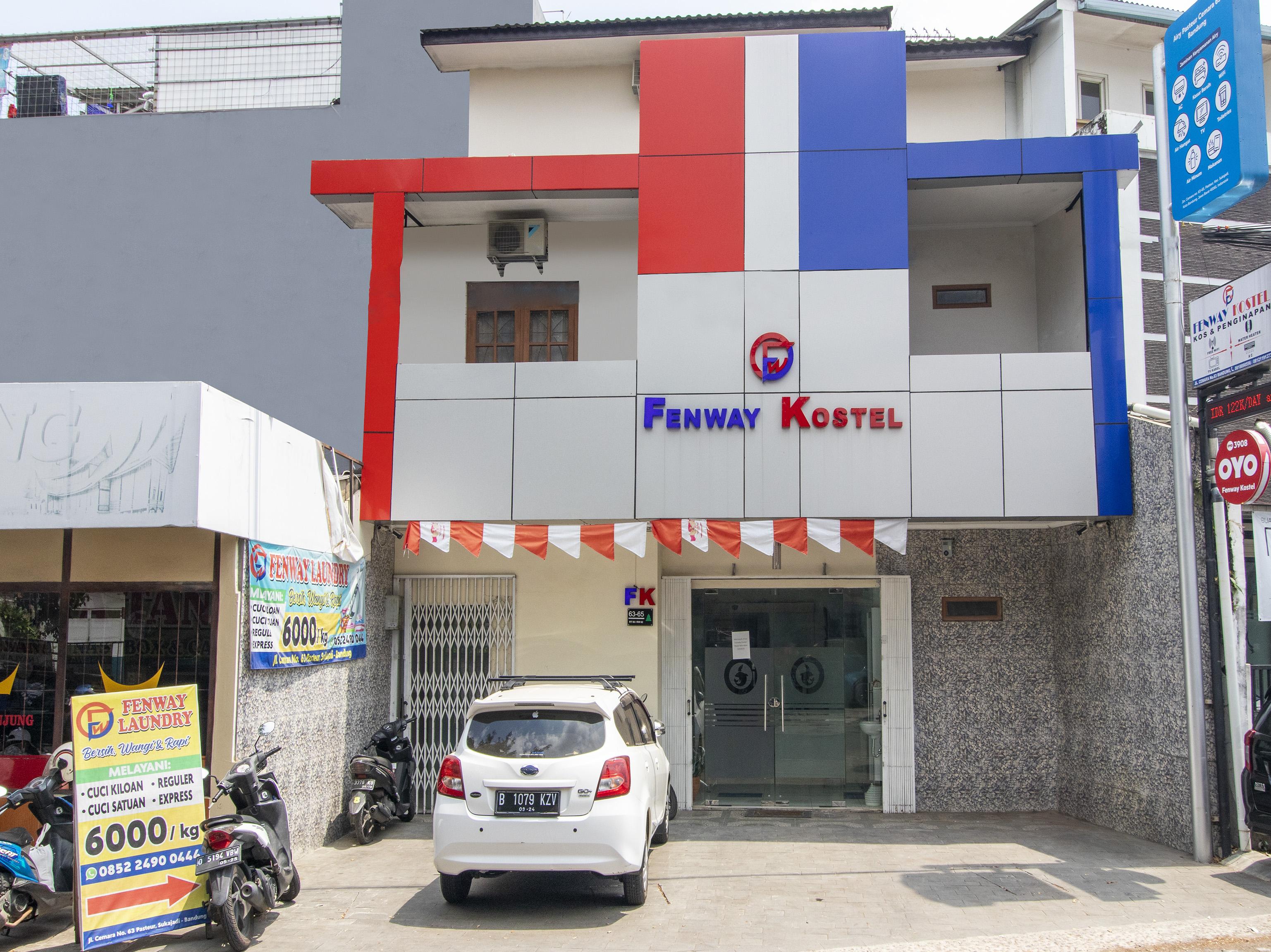 Oyo 3908 Fenway Kostel Hotel Bandung Kültér fotó